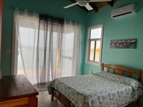 巴斯蒂门多斯Casita Azul的一间卧室设有一张床和一个窗口