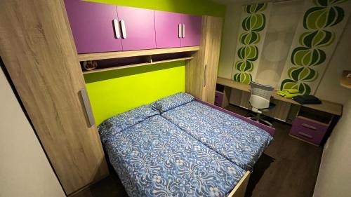 贝尔加Apartamento turístico en el centro de Berga的小房间设有一张床和紫色橱柜