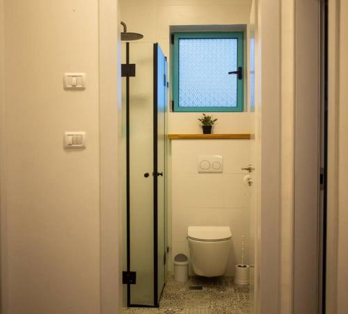 Ovnatfamily apartment Dead-sea view的一间带卫生间和窗户的小浴室
