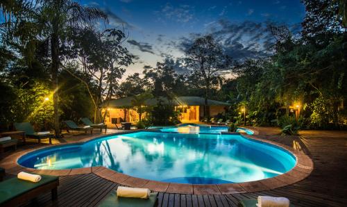 伊瓜苏港拉阿尔德德拉瑟尔瓦旅馆的后院的游泳池
