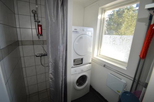 ÖverhörnäsHögsnäsgården的带窗户的浴室内的洗衣机