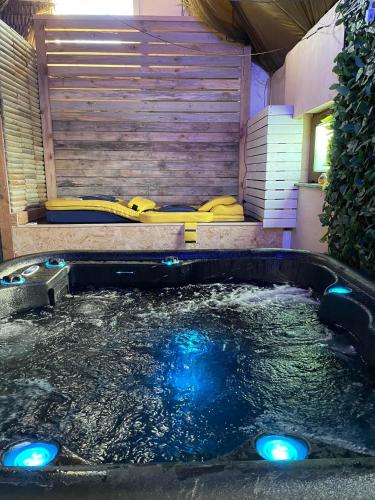 FloreffeCasawellness nuit insolite avec jacuzzi的客房内的蓝光热水浴池