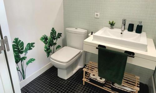 Camarma de EsteruelasThe Green Loft - Wifi, Parking Privado的浴室配有白色卫生间和盥洗盆。