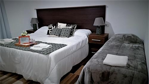 菲安巴拉Complejo San Antonio的卧室配有一张白色大床和床头板