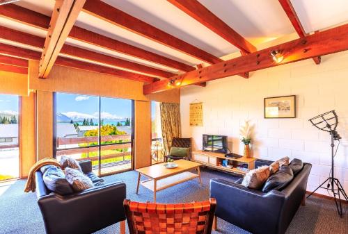 特卡波湖Alpine Rest - Lake Tekapo的客厅配有两张沙发和一张桌子