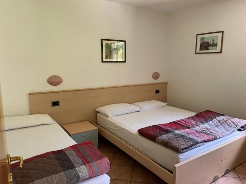 安达洛Appartamenti Rì de Clama的一间客房内配有两张床的房间