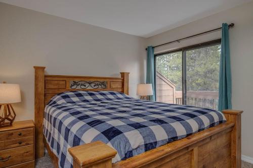 布雷肯里奇Townhome Four O'Clock的一间卧室配有一张带蓝白色 ⁇ 面毯的床