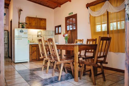 伊瓜苏港Estrella del Monte的厨房配有桌椅和冰箱。