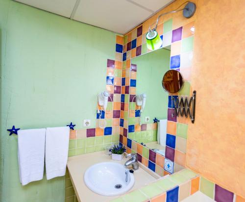 罗塔拉艾斯派丹那酒店的一间带水槽和镜子的浴室