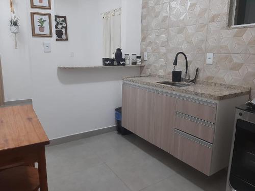Apartamento Confortável Perto da Praia的厨房或小厨房
