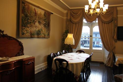 比尔埃米顿酒店的一间带桌椅和窗户的用餐室