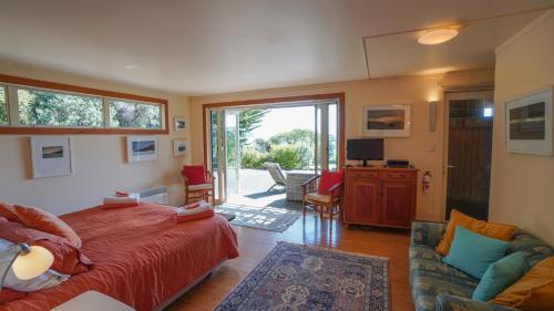 奥波诺尼Hokianga Haven的一间卧室设有一张床和一间客厅。
