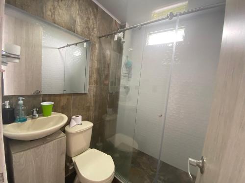 NeiraApartamento tipo finca lleno de vida y elegancia.的一间带卫生间和玻璃淋浴间的浴室