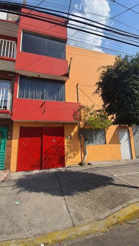 墨西哥城Hostal Don Diego的街上有红色门的建筑