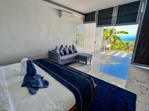 泰泰The Dream Beach Resort的一间卧室配有一张床,享有海景