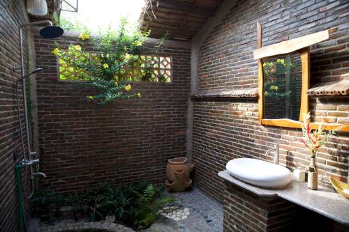 芹苴Vamxang Rustic Home的浴室设有砖墙和卫生间