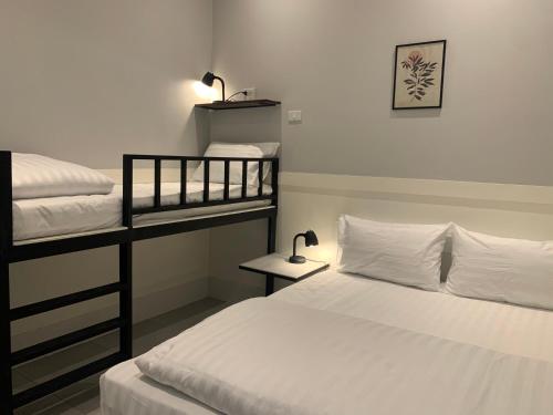 沙美岛Island House Rentals 25的卧室配有2张双层床和白色床单