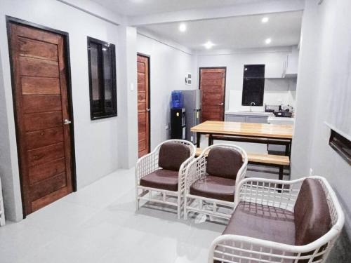 Minimalist 2 bedroom house的休息区