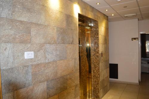马达巴莎乐美酒店的带淋浴的浴室(带石墙)