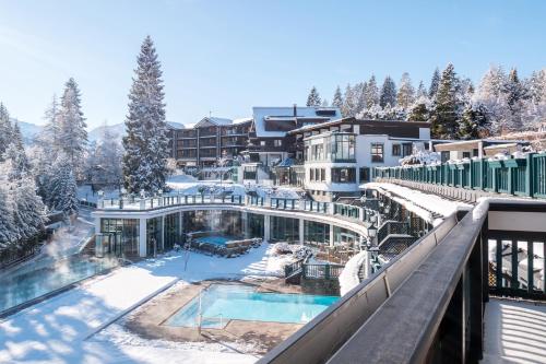 蒂罗尔-泽费尔德Alpin Resort Sacher的雪地里度假村的正面景色