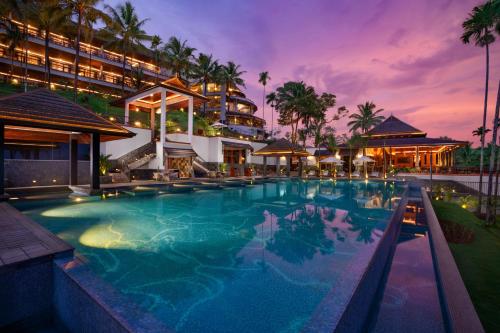 瓦亚纳德Taj Wayanad Resort & Spa, Kerala的一座度假村游泳池,酒店背景