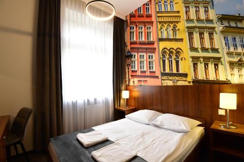 克拉科夫Hotel Downtown Kraków的大楼前一间卧室,配有一张床