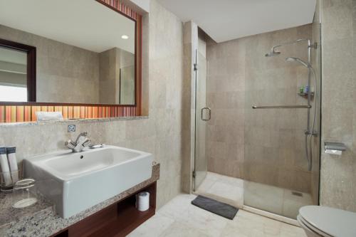美娜多ASTON Manado Hotel的一间带水槽和淋浴的浴室