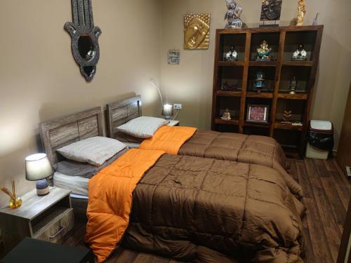 埃尔哥茨拉Lotus Guest House Malta的一间卧室配有一张带橙色毯子的大床