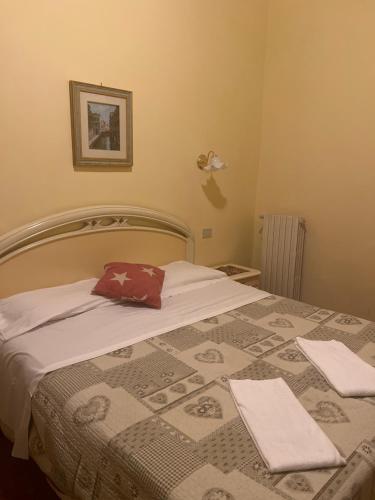 威尼斯Cà Lin Venice Zimmer的一间卧室配有一张床,上面有两条毛巾
