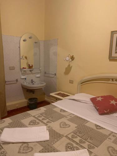 威尼斯Cà Lin Venice Zimmer的一间带床和水槽的小浴室