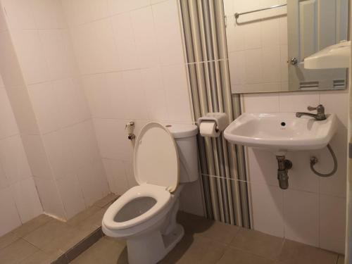 夜功府Capital O 75415 Nanthachart Riverview Resort的一间带卫生间和水槽的浴室