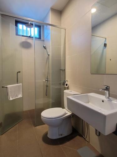 马六甲Atlantis Residences By 360 HOME的浴室配有卫生间、盥洗盆和淋浴。