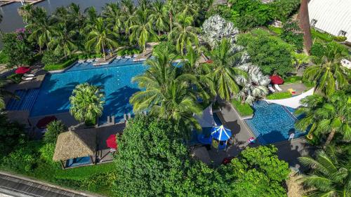 海口海口星海湾铂尔曼酒店的享有带游泳池的度假村的顶部景致