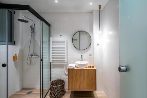 海若克利欧Kipos Boutique Suites的一间带水槽和镜子的浴室