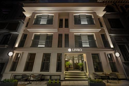 伊斯坦布尔Livro Hotel的一座白色的大建筑,设有照明入口