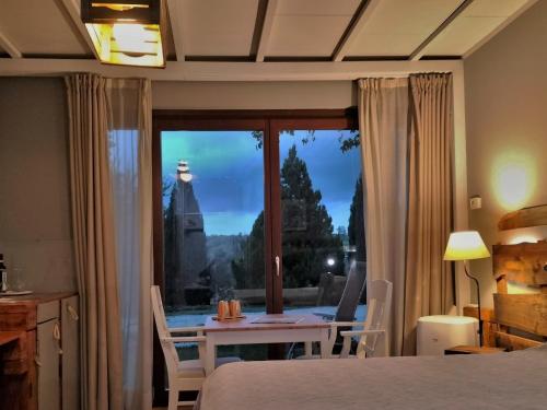 蒙多维Ca'Luna的一间卧室配有一张床、一张桌子和一个窗户。