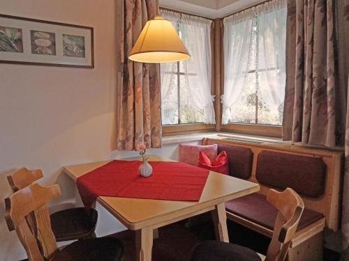OberlehnApartment Alpengruss by Interhome的一间带桌椅和窗户的用餐室