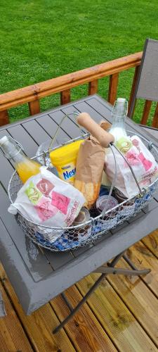 Saint-Martin-Saint-FirminLes Mini-Chaumières的坐在野餐桌上的一篮子食物