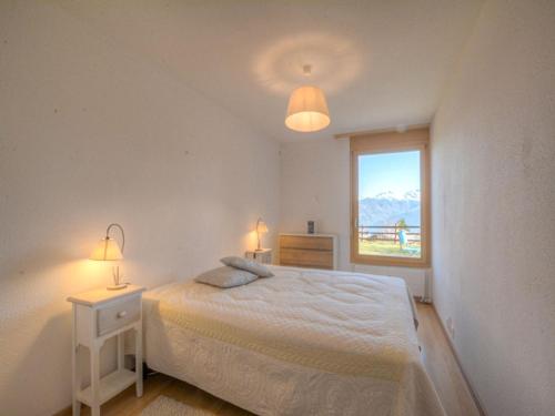 安塞热Apartment Topaze-2 by Interhome的白色的卧室设有床和窗户