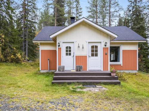 SaapunkiHoliday Home Saapunkijärvi- pitkäperä by Interhome的白色和橙色的小房子,设有门廊