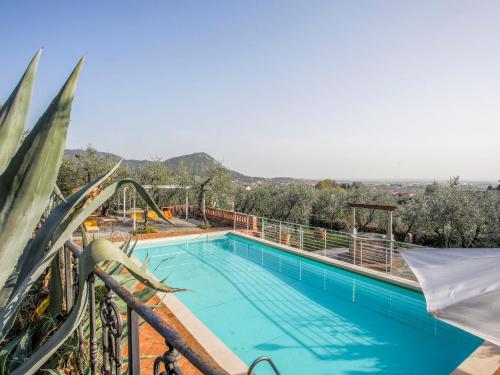 尼阿博勒皮耶韦Apartment Borgo della Limonaia-1 by Interhome的屋顶上的游泳池