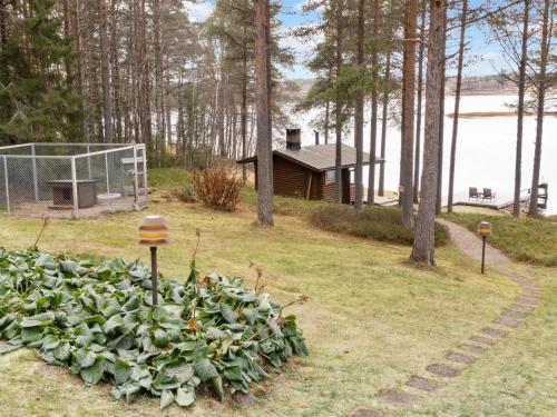 凯米耶尔维Holiday Home Järvelä by Interhome的足球前的一堆植物