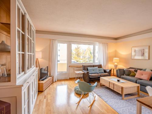 圣莫里茨切萨丹妮拉B公寓 - 阿妮塔的客厅配有沙发和桌子