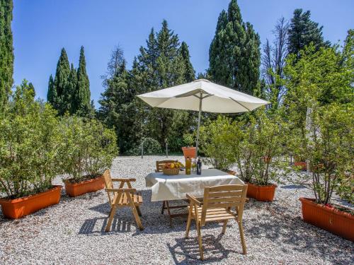 CastiglioneHoliday Home Castiglioni-1 by Interhome的花园内桌椅和遮阳伞
