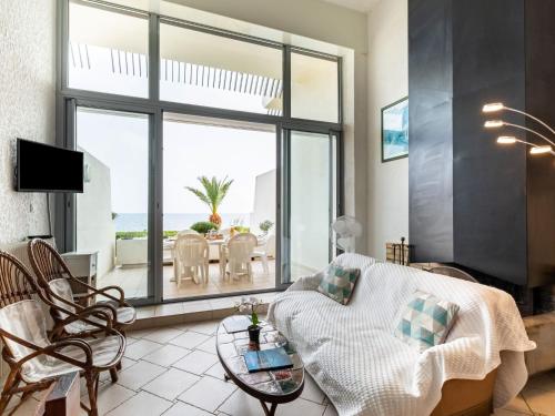 圣艾格夫Apartment Les Corailleurs by Interhome的带沙发的客厅,享有海景