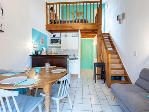卡布勒通Holiday Home Plage sud-3 by Interhome的厨房以及带桌子和楼梯的用餐室。