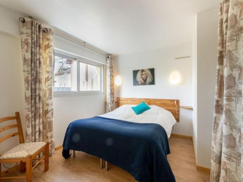 卡布勒通Apartment le Grand Foc-1 by Interhome的卧室配有床、椅子和窗户。