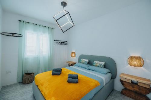 科蒂略Casa Allegranza的一间卧室配有一张黄色毯子床