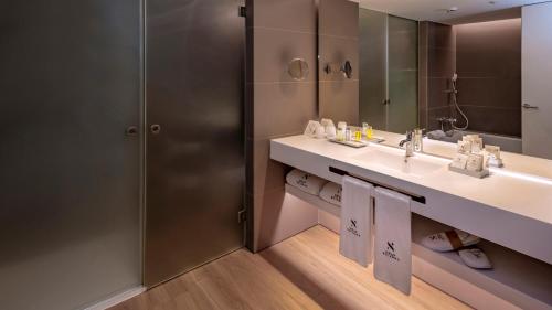 卡斯特尔德费尔斯普拉亚费尔斯酒店的一间带水槽和镜子的浴室