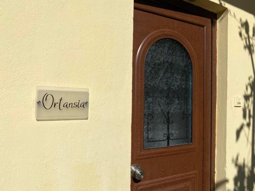 蒂米萨那Ortansia的旁边是一扇门,上面有安大略语的标志